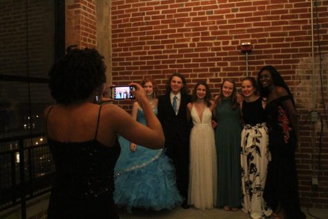 Patra Patton takes a picture of a group of friends. (Left to right) Katlyn Miller, Nicholas Baggett, Chase Doctor, Caroline Knapp, Chloe Ward, and Maasai Rodgers, who are all in Calculus together, wanted to remember their times in class together. 
